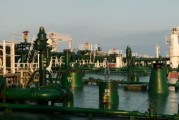 九紫大运国际油价周二收高 地缘政治担忧与美元走弱双重支撑